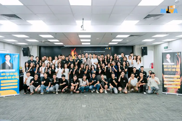 Tập thể học viên chụp ảnh cùng chuyên gia Hiếu Đỗ