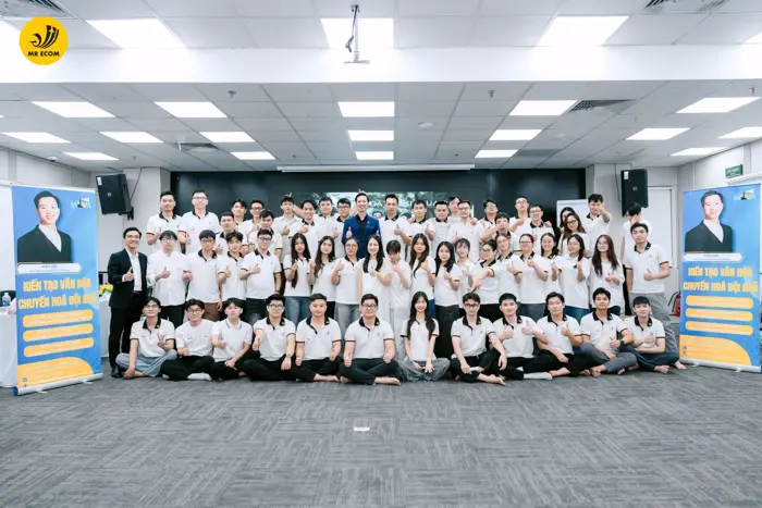 Học viên đồng phục doanh nghiệp tại lớp học